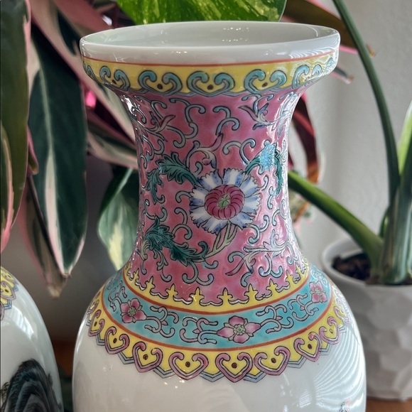 Chinese Porcelain Vintage Hand Painted Vases Set of 2 Excellent Condition - Picture 11 of 14